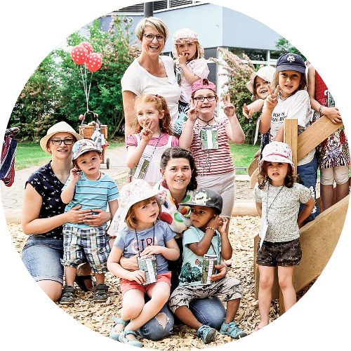 Runder Bildausschnitt mit Kindern und Erzieherinnen